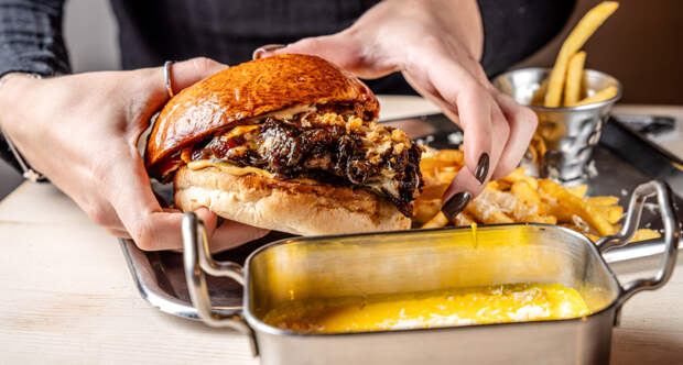 Половина фастфуда оказалось более соленой, чем заявлено: исследование