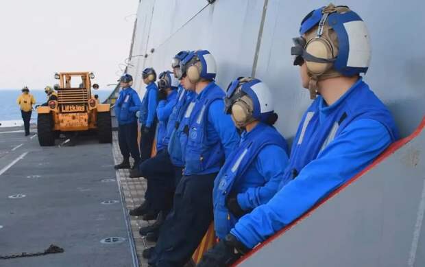 Бодро начав, десантные корабли ВМС США замедлили ход в пути на Ближний Восток