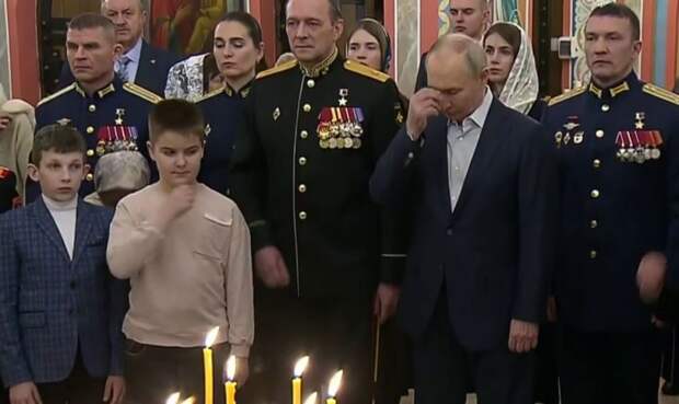 Владимир Путин присутствовал на службе в храме Георгия Победоносца