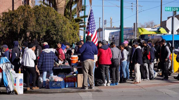 Мигрантам-нелегалам пообещали по $1000, если они сами уедут из США