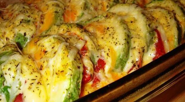 Рецепт для ценителей овощных блюд: кабачки с помидором и сыром в духовке