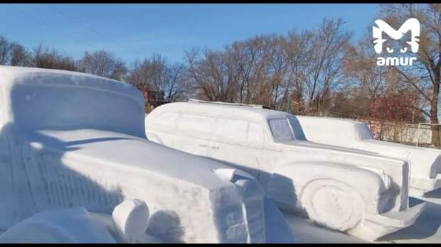 Советские ретрокары построили из снега