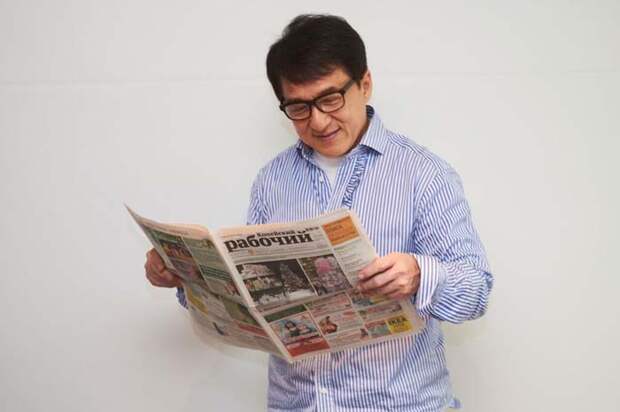 Джеки Чан с фотографией любимой газеты вызвал, по рассказу главного редактора, особенно бурную реакцию у читателей «Копейского рабочего»