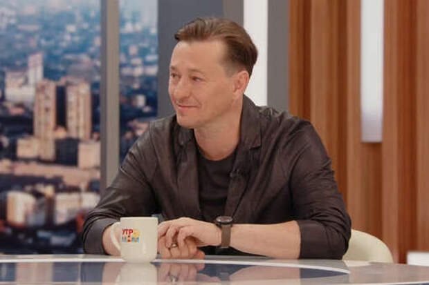 Актер Безруков признался в любви блинам с икрой