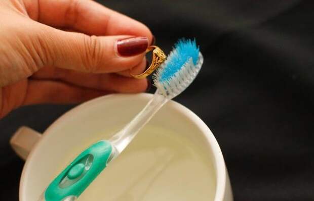 Таким нехитрым способом украшениям возвращали сияющий блеск Таким нехитрым способом украшениям возвращали сияющий блеск