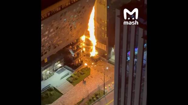 Мощный пожар в Тбилиси — горит штаб-квартира Liberty Bank на проспекте Ильи Чавчавадзе в районе Ваке. Огонь охватил здание небоскрёба до самых в...