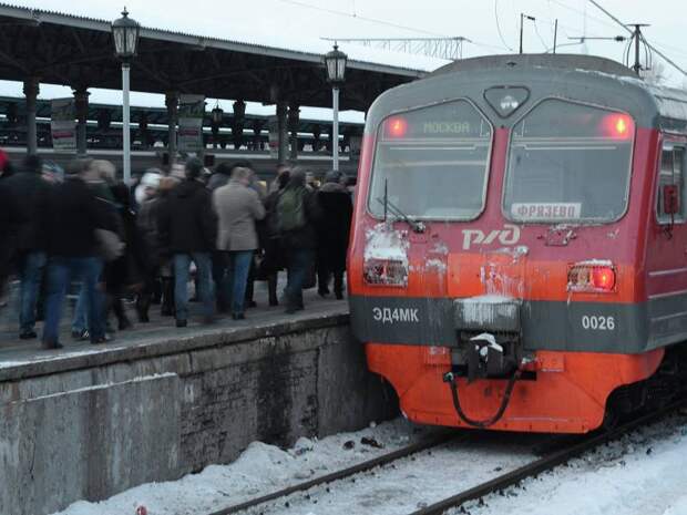 Трагедия на железной дороге: две стюардессы погибли под поездом в Москве