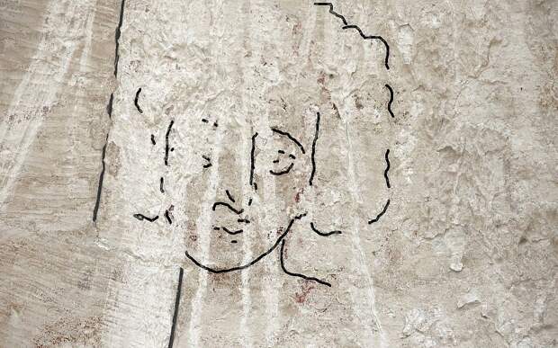 Реконструкция доктора Эммы Мааян-Фанар поверх лица Иисуса. Фреска практически не видна, силуэт пришлось реконструировать