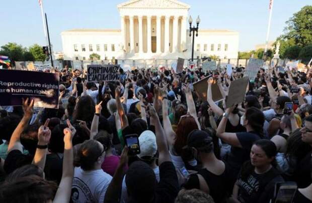 После запрета абортов судом США американцы выходят на акции протестов