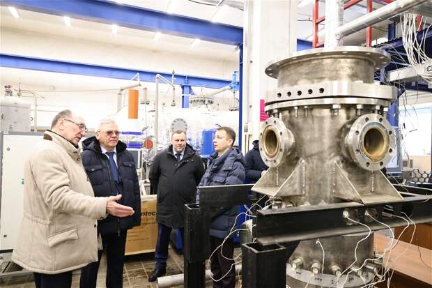 Коботов, работающих с хрупкими грузами, показали в НГТУ им. Алексеева