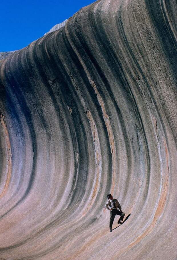 Скала, принявшая форму волны под длительным воздействием ветра и дождя, возвышается над равниной в Западной Австралии, сентябрь 1963 national geographic, неопубликованное, фото