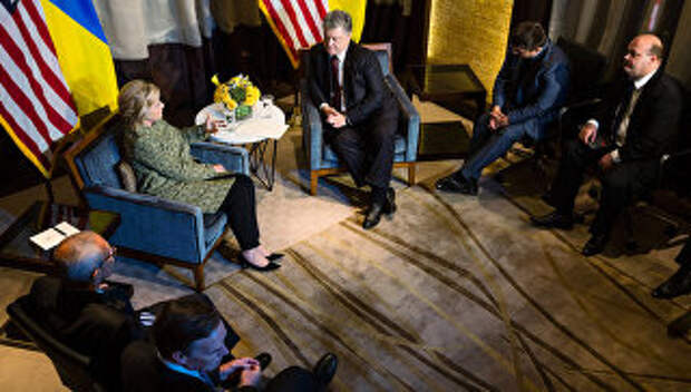 Президент Украины Петр Порошенко и кандидат в президенты США от Демократической партии Хиллари Клинтон во время встречи в Нью-Йорке. Архивное фото