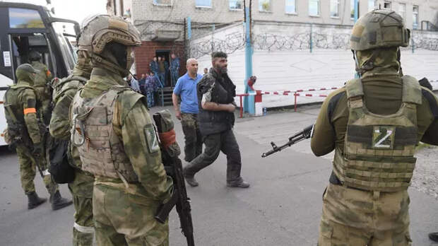 Сдавшихся в плен украинских военнослужащих и боевиков националистического батальона Азов привезли в следственный изолятор в Еленовке