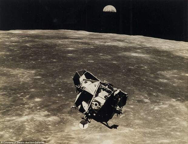 Лунный модуль на орбите вокруг Луны на фоне восхода Земли Apollo, gemini, nasa, Программа Меркурий, космические запуски, космические миссии, космос, фотоархив
