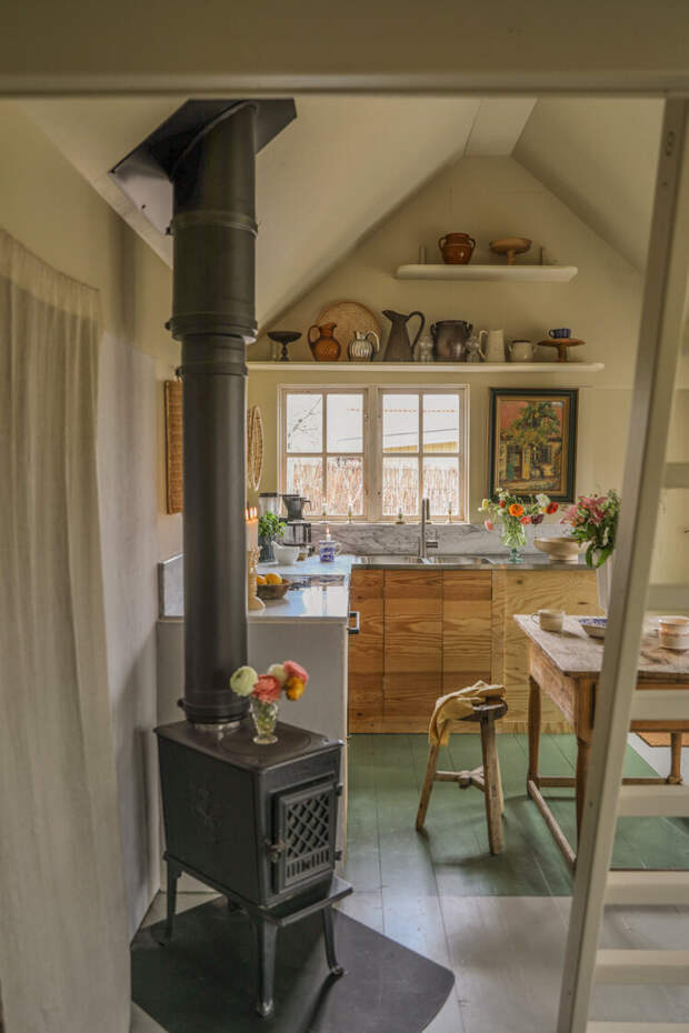 В домике есть печка, которая позволяет отдыхать на даче даже зимой (а они в Швеции не такие суровые, как у нас)