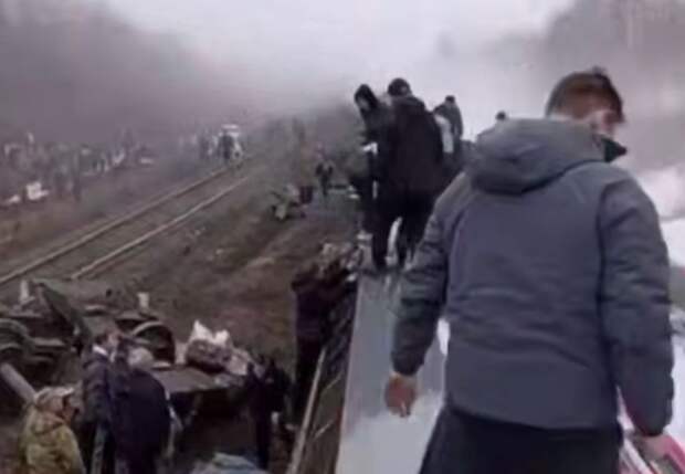 Появились первые кадры схода пассажирского поезда под Ульяновском