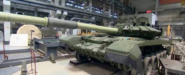 Т-72Б3 с динамической защитой на пушке и «крыльях»