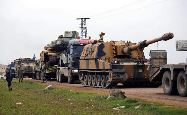На фото: турецкий военный конвой виден возле города Идлиб, Сирия, 12 февраля 2020 года