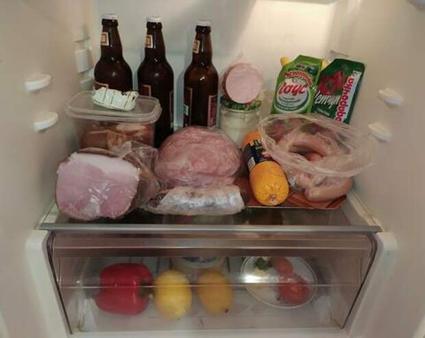 Ночной «дожор»: чем опасны регулярные переедания на ночь?