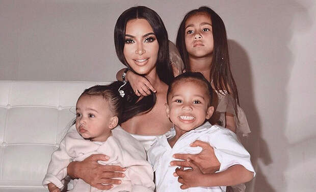 Все лучшее детям: Ким Кардашьян разбила парк Юрского периода на заднем дворе своего дома