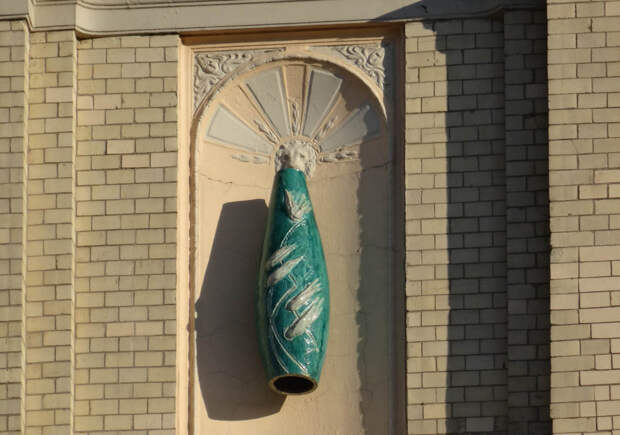 Скульптурный фриз «Времена года», опоясывающий здание гостиницы «Метрополь». Западная сторона здания. Николай Андреев.