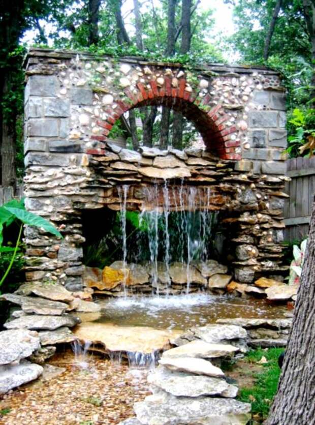 Оригинальная конструкция арочного водопада. 