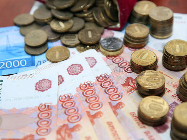 Перестраховщики лидируют: где в России платят самые высокие зарплаты в январе