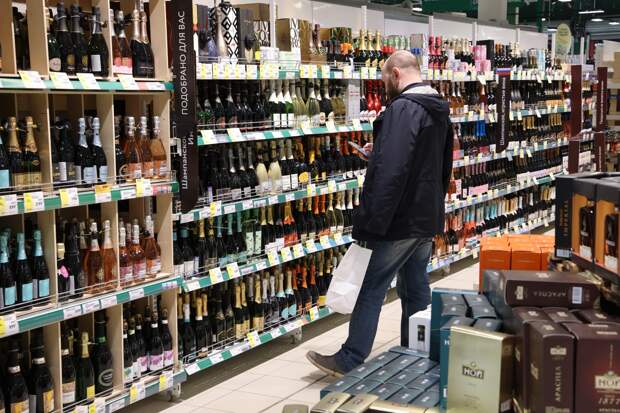 Чем и как запивать салаты на Новый год: правила и советы экспертов