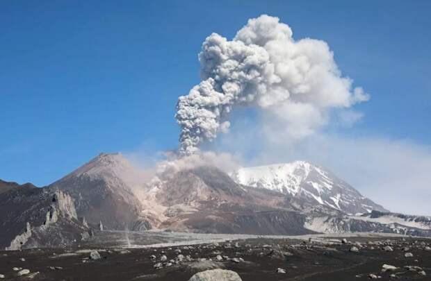 На Курилах вулкан Эбеко выбросил столб пепла высотой 4 километра