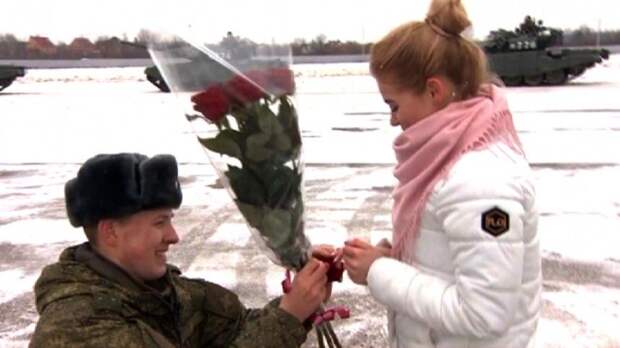 Российский военный сделал предложение девушке с помощью танков