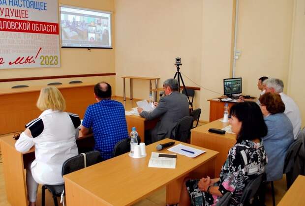 На заседании Свердловской областной трехсторонней комиссии обсудили вопросы обеспечения сферы образования кадрами