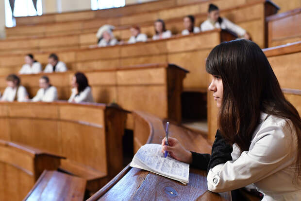 Депутат Смолин: перестройка высшего образования на специалитет поможет студентам