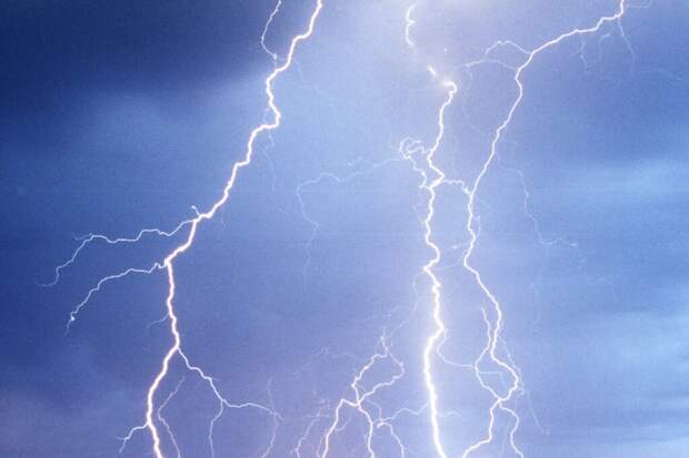Над Черным морем заметили молнию в 10 раз мощнее нормы