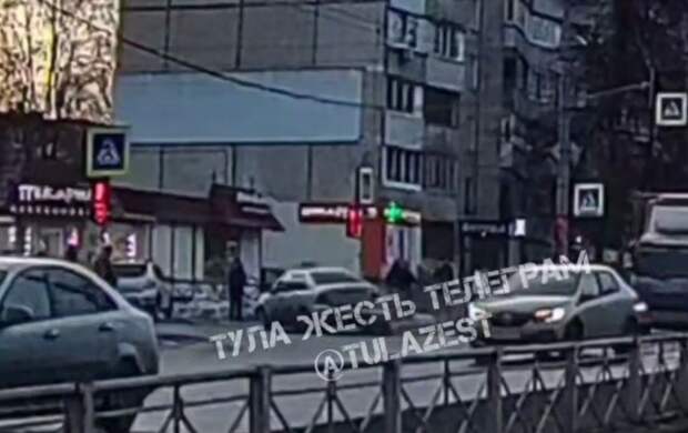 В Туле на Ложевой автомобиль занесло, водитель выполнил«полицейский разворот»