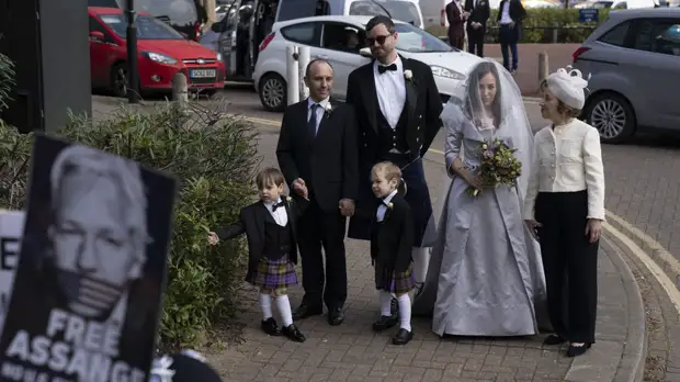 Сторонники Ассанжа собрались у тюрьмы, где пройдёт его свадьба