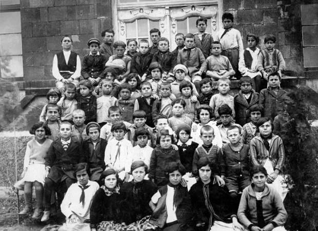 Школьники возле входа в школу в Нубарашене. 1930 год.