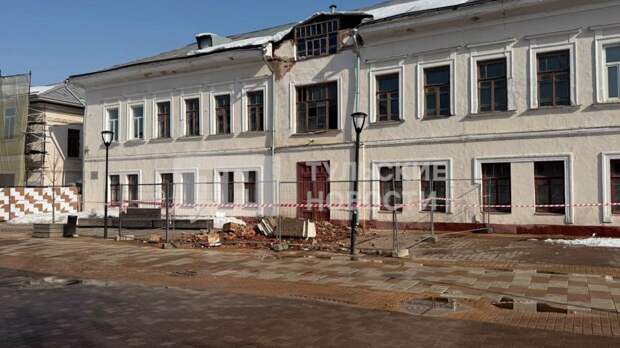 В Туле обрушилась центральная часть фасада дома XIX века на улице Металлистов, 2