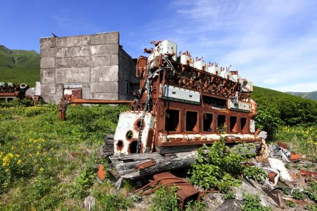 На фото: заброшенная военная часть в бухте Броутона на острове Симушир Южной группы островов Курильского архипелага.