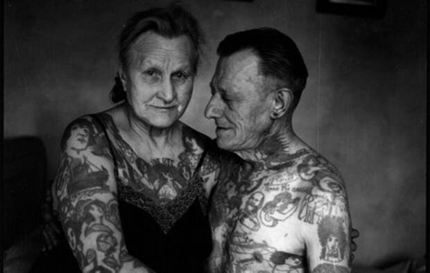 20 нестареющих душой пенсионеров, которые показывают, «как будет выглядеть твоя татуировка в старости»