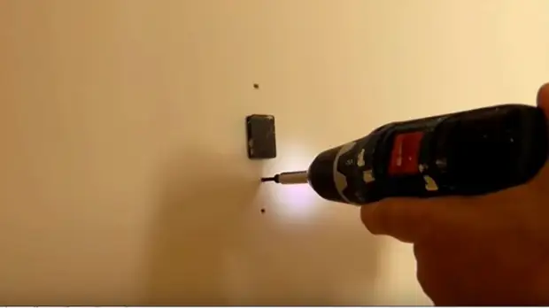 Шуруп вкручиваем в металлический каркас. Шуруп вкручиваем в металлический каркас.