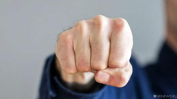 В Челябинске горожанин набросился на чуть задевшего его подростка