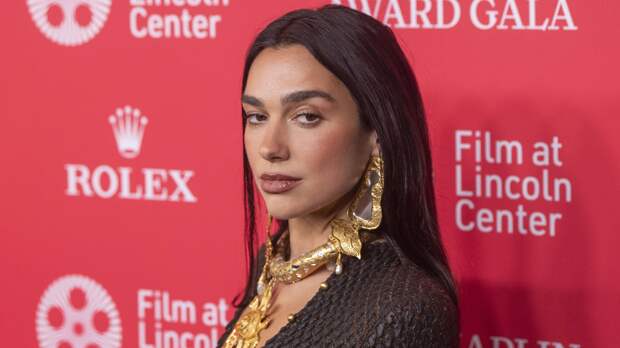 Певица Дуа Липа снялась в платье с декольте в виде замочной скважины