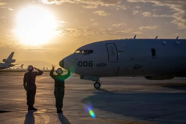Британский противолодочный самолёт P-8A Poseidon «провожает» из Тартуса БДК «Александр Шабалин» ВМФ РФ
