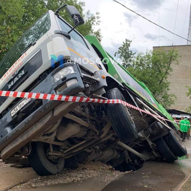 Мусоровоз провалился под землю на улице Демьяна Бедного