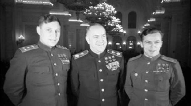 Трижды герои Советского Союза (слева направо): полковник Александр Покрышкин, Маршал Советского Союза Георгий Жуков, майор Иван Кожедуб