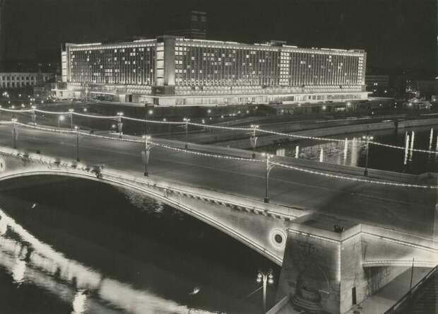 Гостиница «Россия» и Москворецкая набережная. Неизвестный автор, 1967 год, г. Москва, Москворецкая наб., МАММ/МДФ.