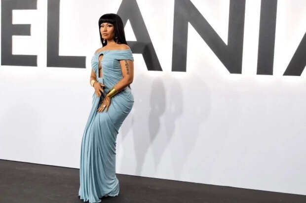 Трамп подарил рэп-исполнительнице Минаж Библию со своим автографом