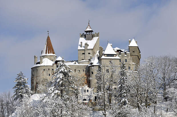 Замок Бран зимой.