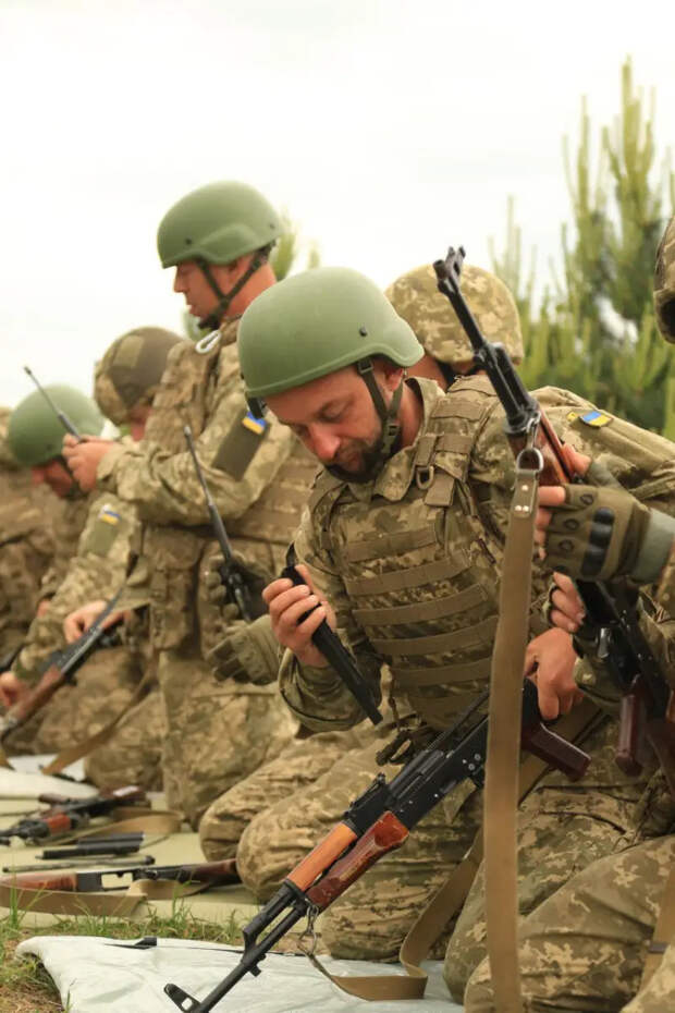 Украинский репортёр: Из примерно сотни новобранцев в 125-ю бригаду ВСУ смогли зачислить лишь троих, остальные к службе не пригодны