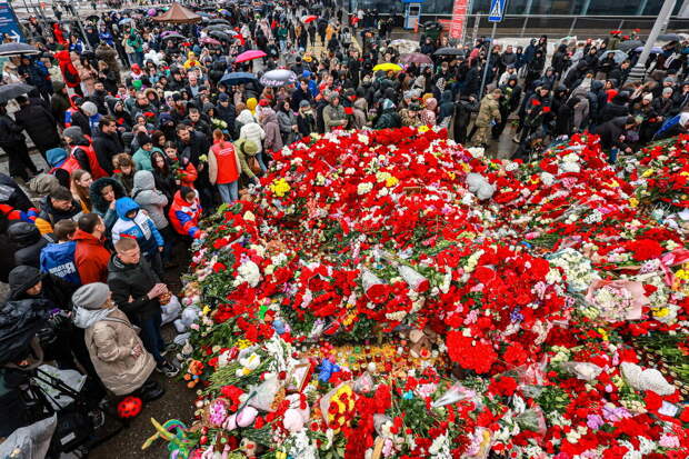 Люди у стихийного мемориала в память о погибших при теракте у здания концертного зала «Крокус Сити Холл», 24 марта 2024 года 📷